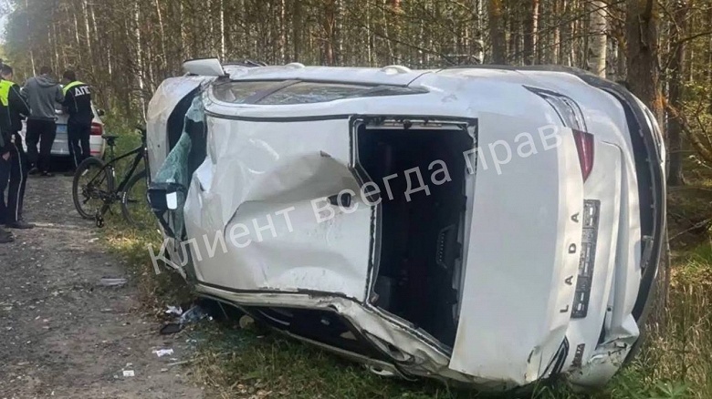 У Lada Vesta заклинило руль на трассе: машина вылетела в кювет и трижды перевернулась &mdash; девушка-водитель получила травмы позвоночника