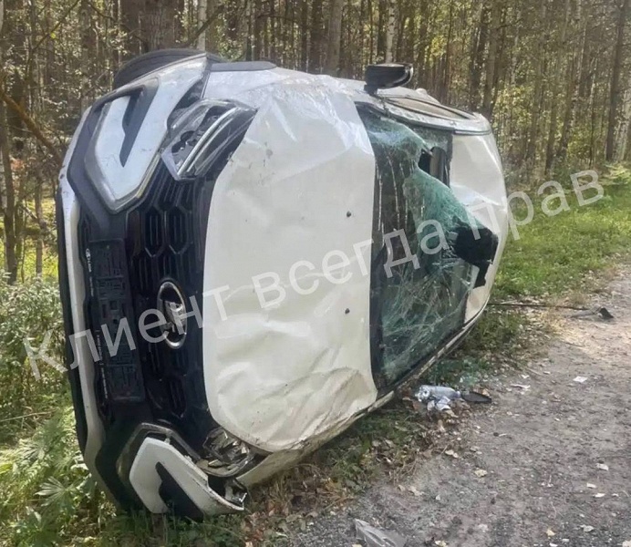 У Lada Vesta заклинило руль на трассе: машина вылетела в кювет и трижды перевернулась &mdash; девушка-водитель получила травмы позвоночника