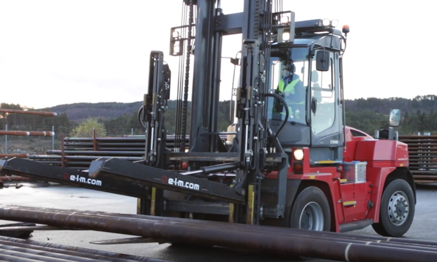 Погрузчик перевозит тяжести. Например, трубы, как на фото 