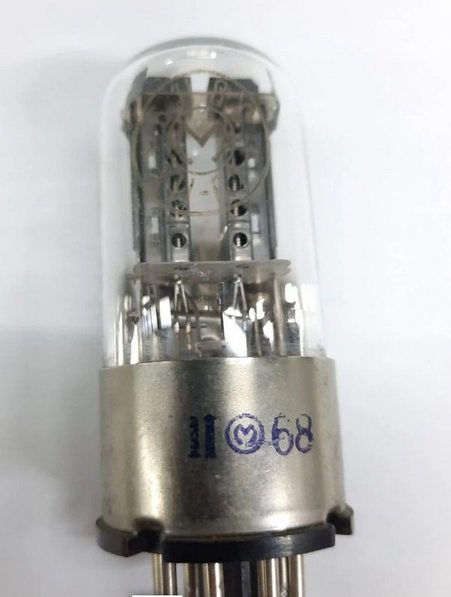 Фото 4.1. Вариант 6Н8С — Московский электроламповый завод с его примечательными металлическими цоколями у октальных ламп. Маломощный низкочастотный двойной триод с косвенным накалом и невысоким коэффициентом усиления. Пальчиковый аналог —6Н1П