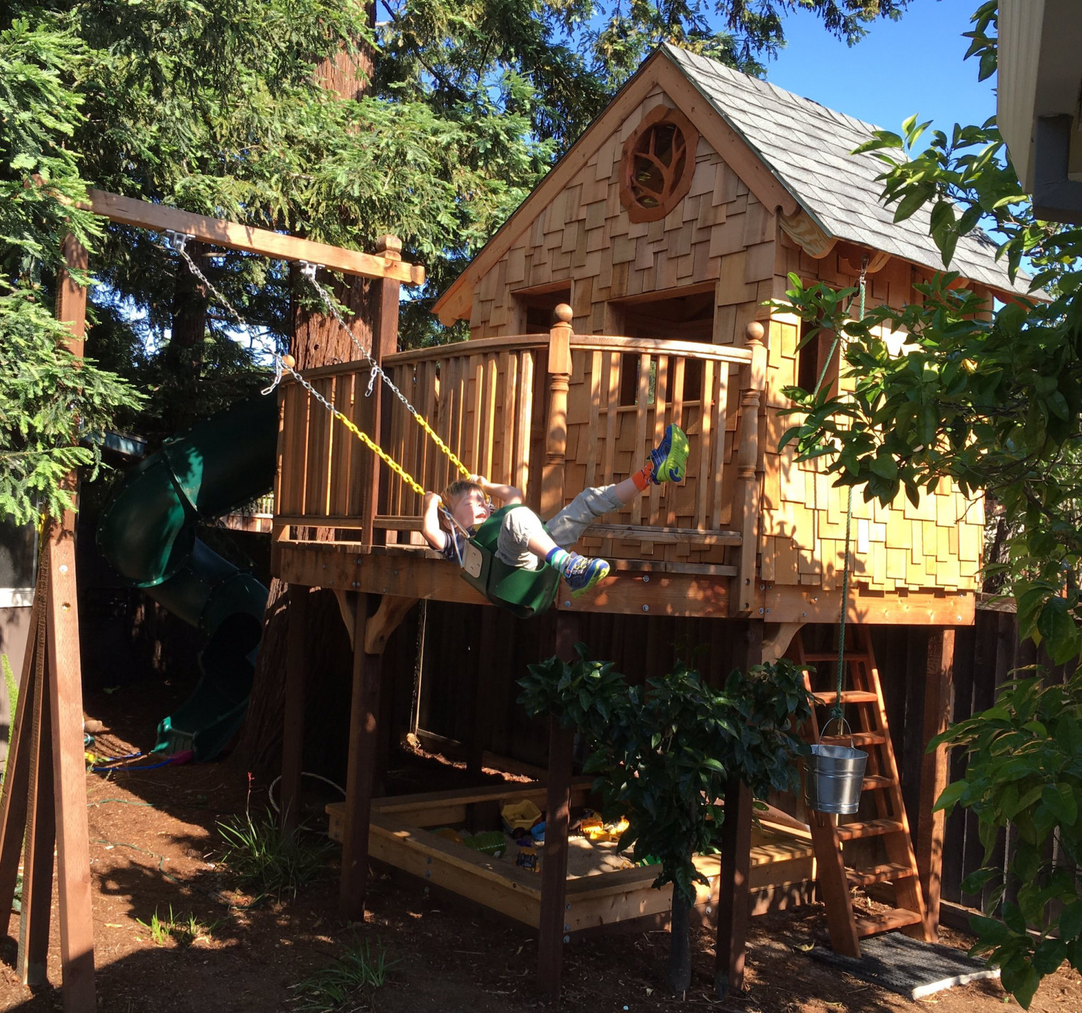 Самодельный деревянный домик