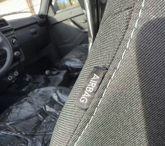 АвтоВАЗ выходит на досанкционный уровень: у дилеров появились Lada Niva Legend с боковой подушкой безопасности, раскрыты цены