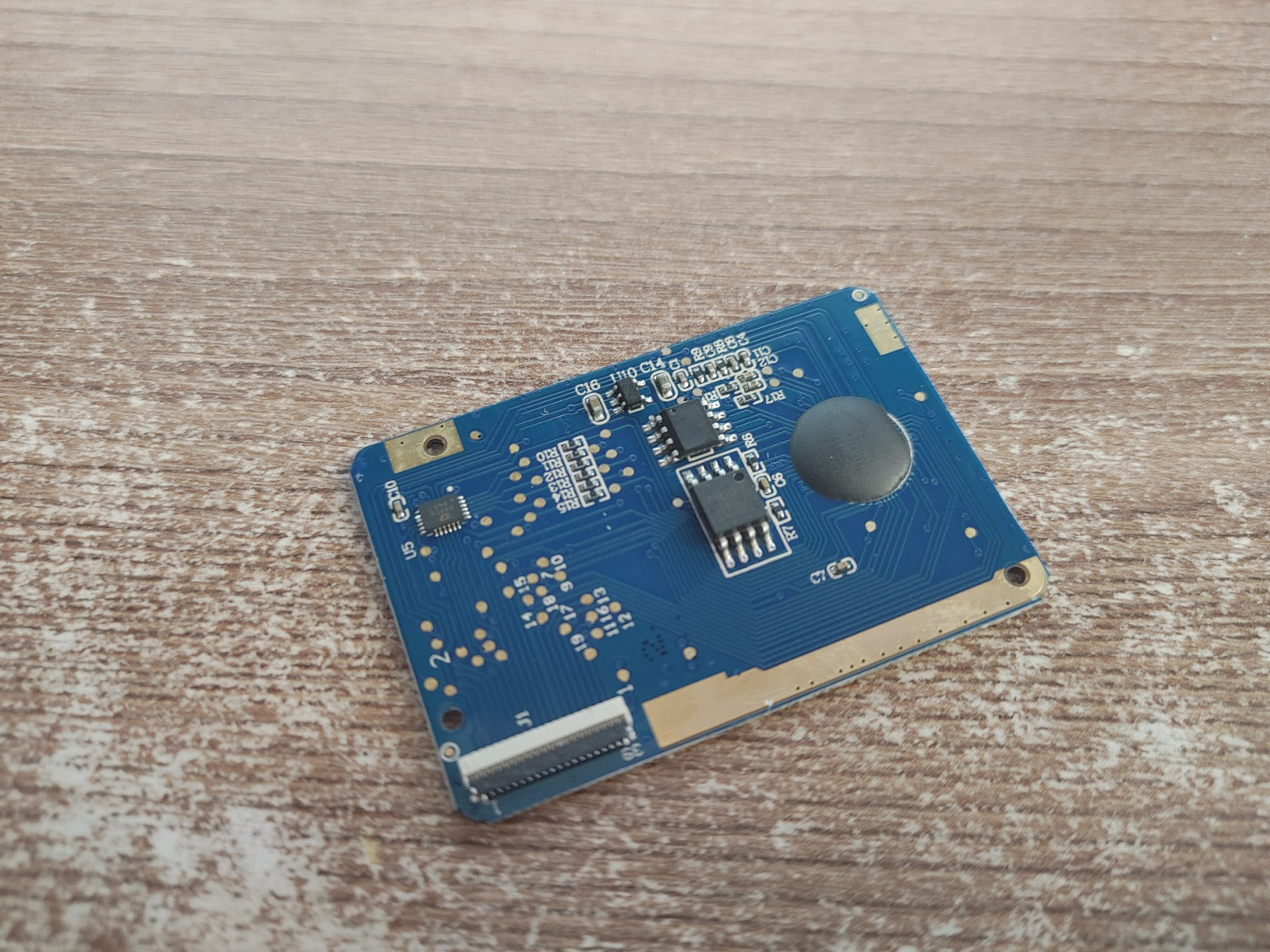 В одной из ревизий чипа даже есть возможность работы с SPI-флэшками!