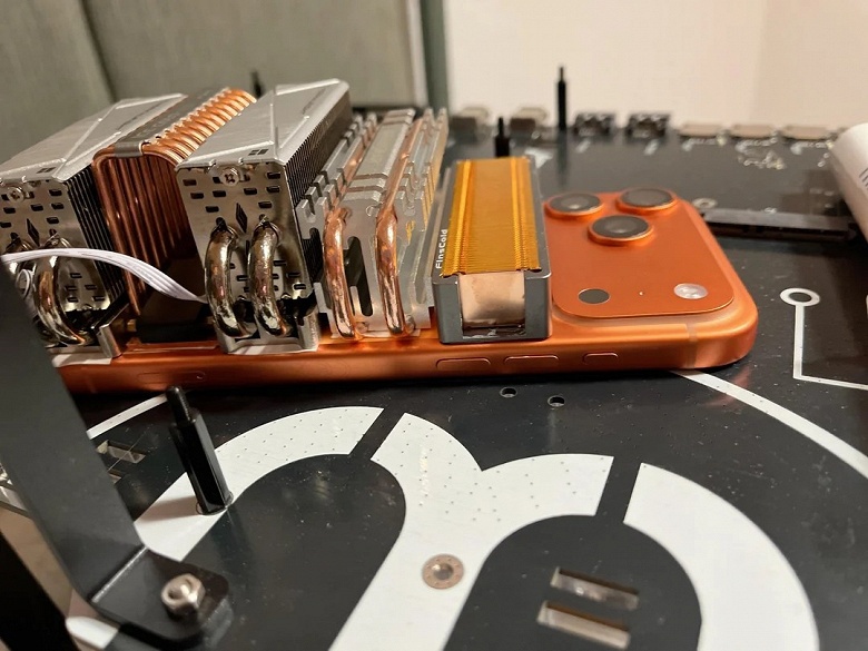 iPhone 17 Pro оснастили пятью системами охлаждения для SSD, и это дало результат - 1 iPhone 17 Pro оснастили пятью системами охлаждения для SSD, и это дало результат