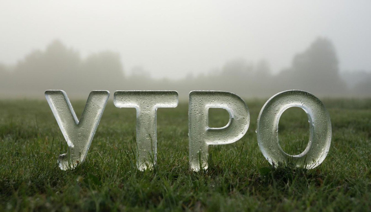 Prompt: Нарисуй надпись объемными стеклянными буквами УТРО. Буквы запотевшие, в каплях росы, стоят на мокрой траве в тумане на фоне поля, приглушенные цвета