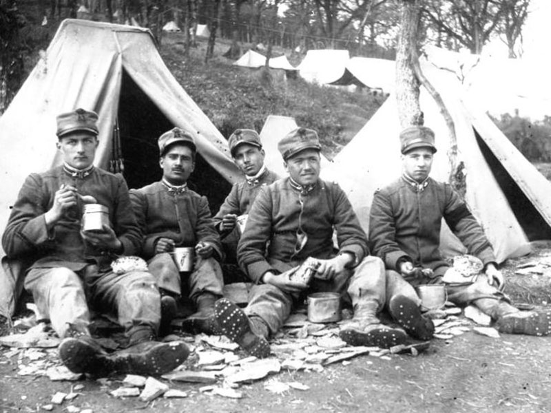 Итальянские солдаты едят на привале, Первая мировая война