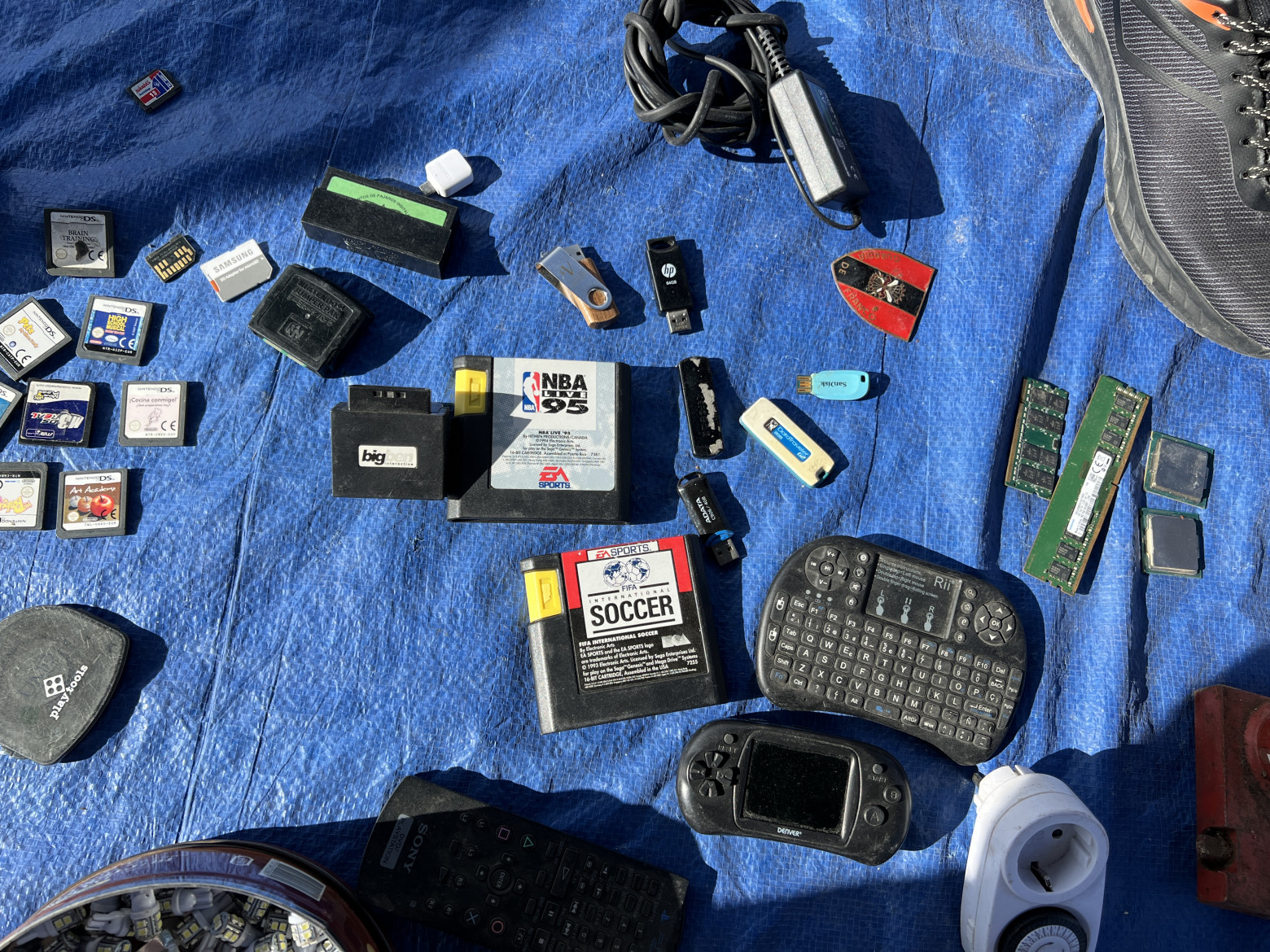 Воскресная барахолка под Валенсией: винтажная аудиотехника, ноутбуки и много чего ещё - 18 Воскресная барахолка под Валенсией: винтажная аудиотехника, ноутбуки и много чего ещё - 18