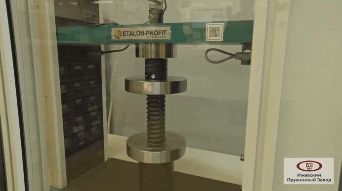 Разрывная машина растягивает пружину