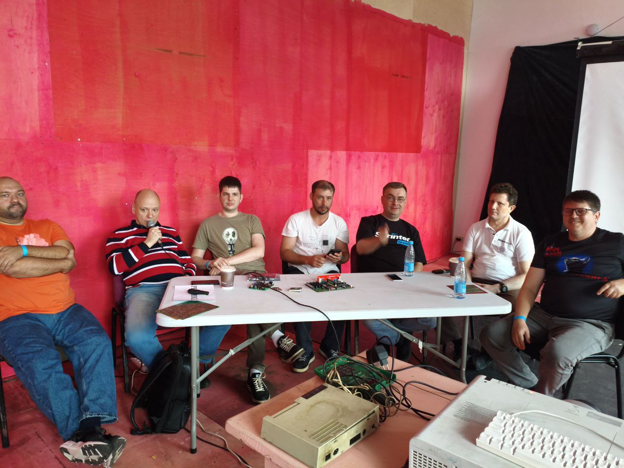 Участники круглого стола (слева направо): Алексей Морозов (vinxru), Павел Суходольский, Артём Кашканов, Михаил Каа, RomanRom2, Игорь Решетников, Роман Чунин (CHRV).