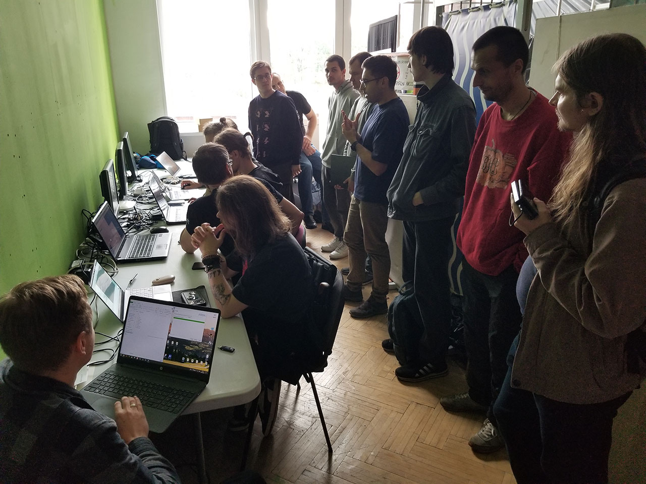 Мастер-класс по разработке игры на FPGA (Евгений Примаков в очках, в центре)