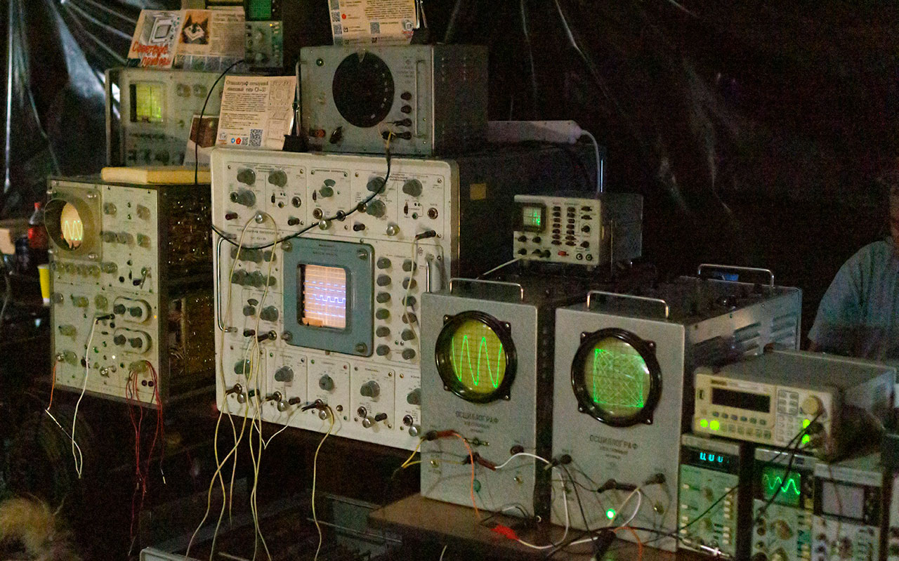 Часть (примерно треть) экспозиции осциллографов на CC'2025 Часть (примерно треть) экспозиции осциллографов на CC'2025