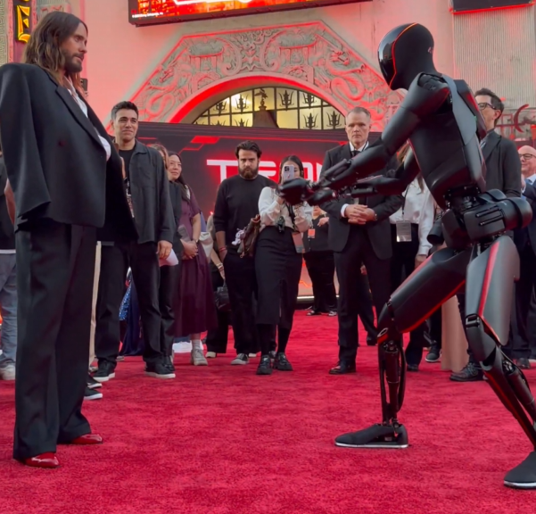 Представлена новая версия Tesla Optimus. Робот показал боевые навыки Джареду Лето - 2 Представлена новая версия Tesla Optimus. Робот показал боевые навыки Джареду Лето