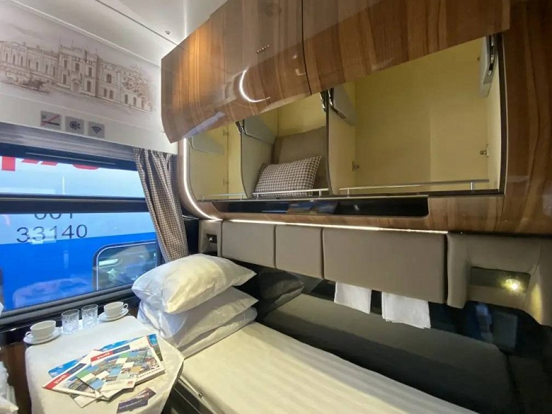 Двухметровые кровати, душ, экраны и USB-разъёмы: на российские железные дороги вышли новые вагоны СВ 