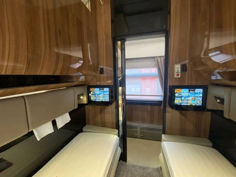 Двухметровые кровати, душ, экраны и USB-разъёмы: на российские железные дороги вышли новые вагоны СВ 