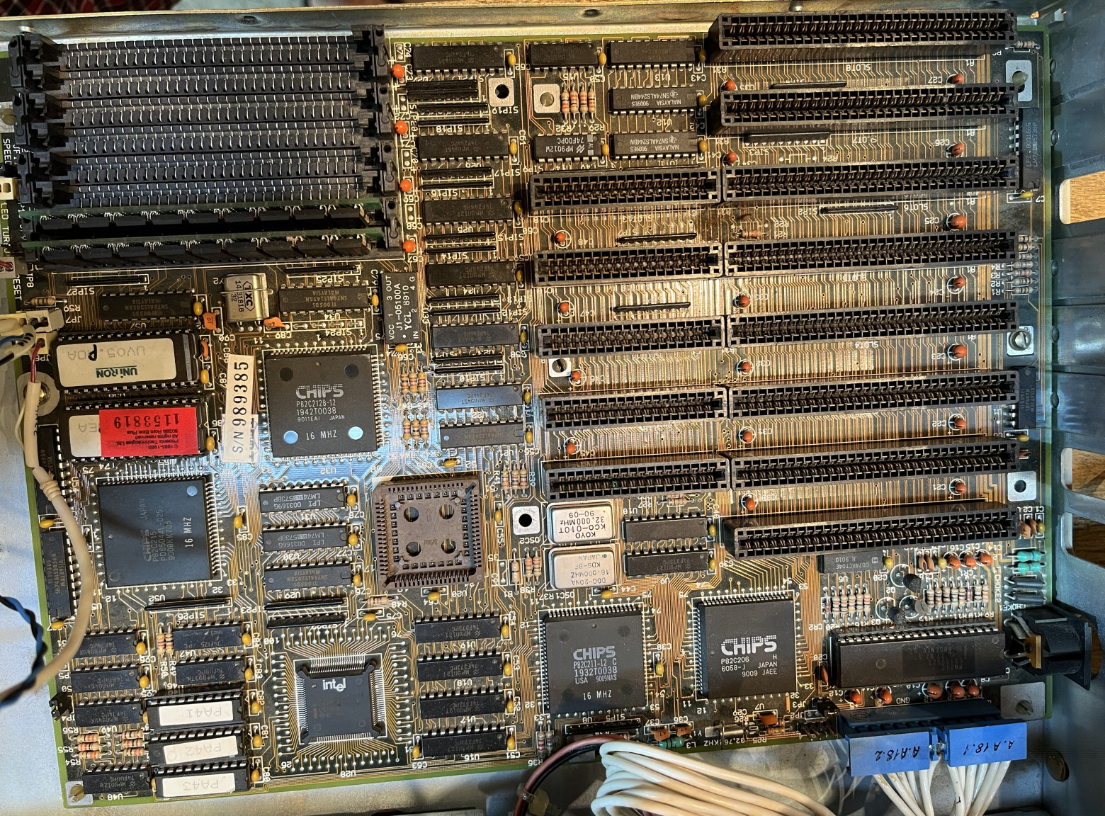 Чтобы не вводить в заблуждение, поясню, что материнская плата не от ЕС1851