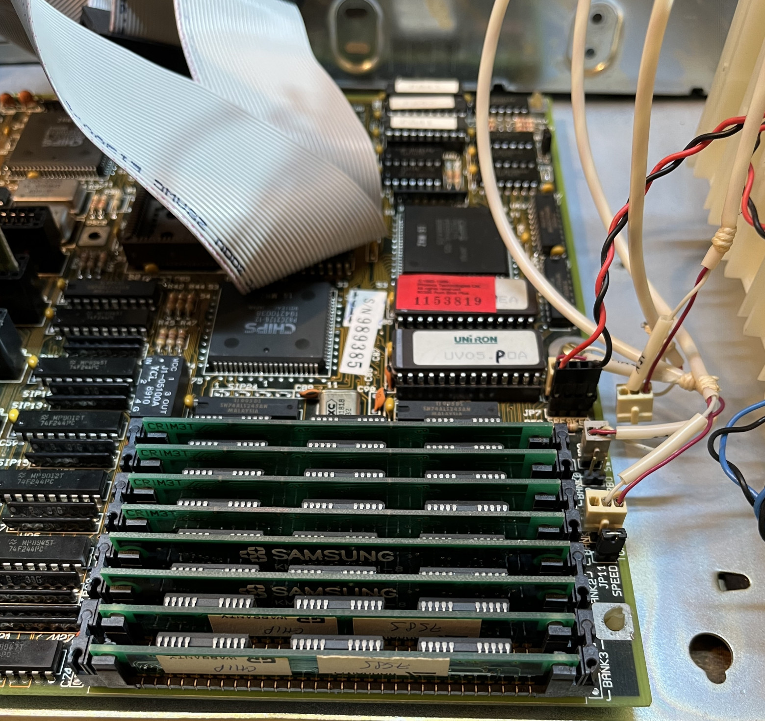 Восемь модулей SIMM