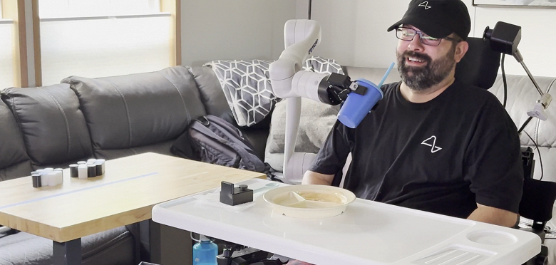 Пользователь Neuralink научился управлять роботизированной рукой силой мысли - 1 Пользователь Neuralink научился управлять роботизированной рукой силой мысли