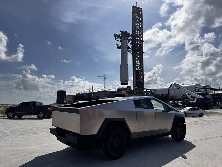 Super Heavy доставили на стартовую площадку перед последним стартом Starship этого поколения