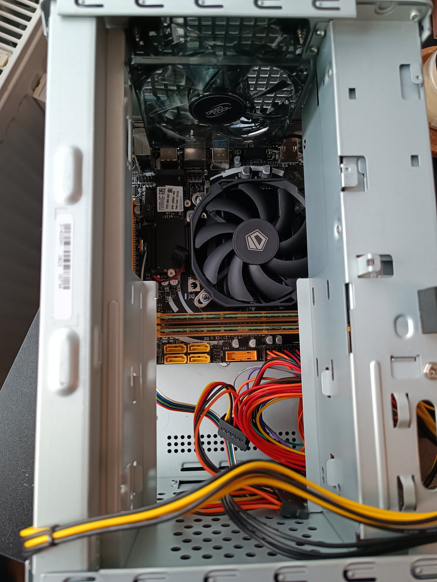 Корпус внутри без установленных дисков