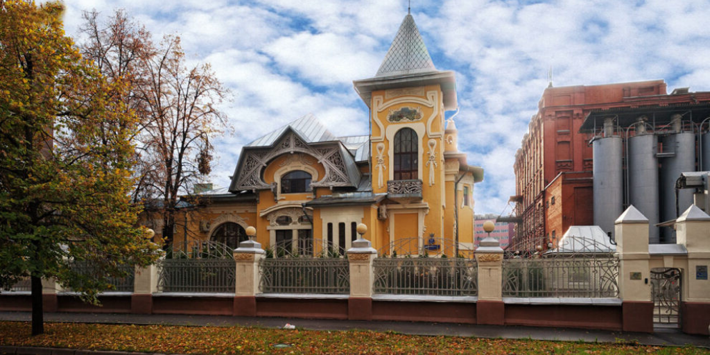 Особняк Динга в стиле модерн, построенный архитектором Александром Калмыковым рядом с цехом фабрики на улице Рыбинская — фабрика продолжает работать уже под брендом «Экстра М»