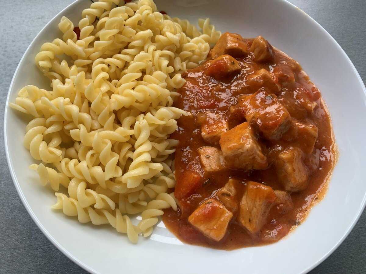 Макароны с тушёным мясом тоже характерны для русской кухни, и слабо представимы в итальянской
