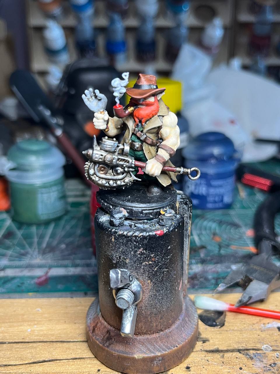 Покрас был в пару этапов: грунтовка, покраска, тени