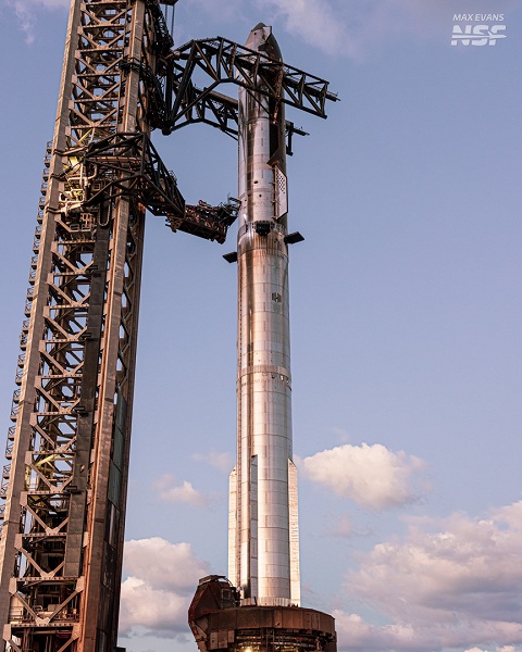 Самый большой летающий объект в истории человечества: Super Heavy и Starship собрали в огромную ракету перед стартом