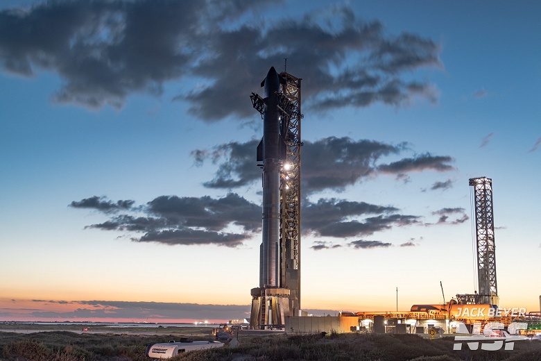 Самый большой летающий объект в истории человечества: Super Heavy и Starship собрали в огромную ракету перед стартом