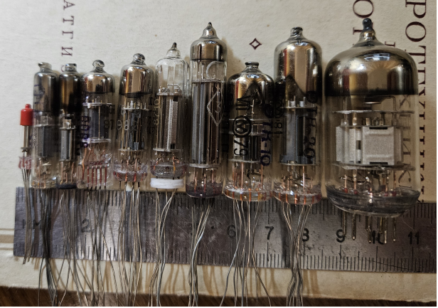 Рисунок 13. Сверхминиатюрные радиолампы. Сравнение размеров с обычными пальчиковыми