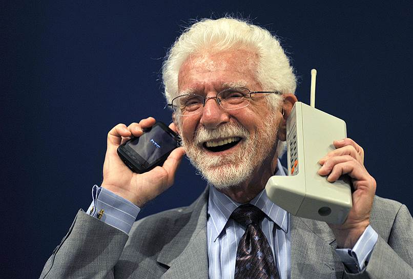 Motorola DynaTAC (справа). Источник. Motorola DynaTAC (справа). Источник.