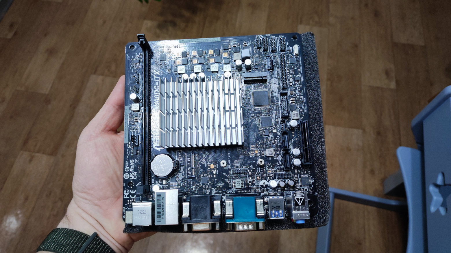 Asrock N100DC-ITX. Как видно, у процессора пассивное охлаждение