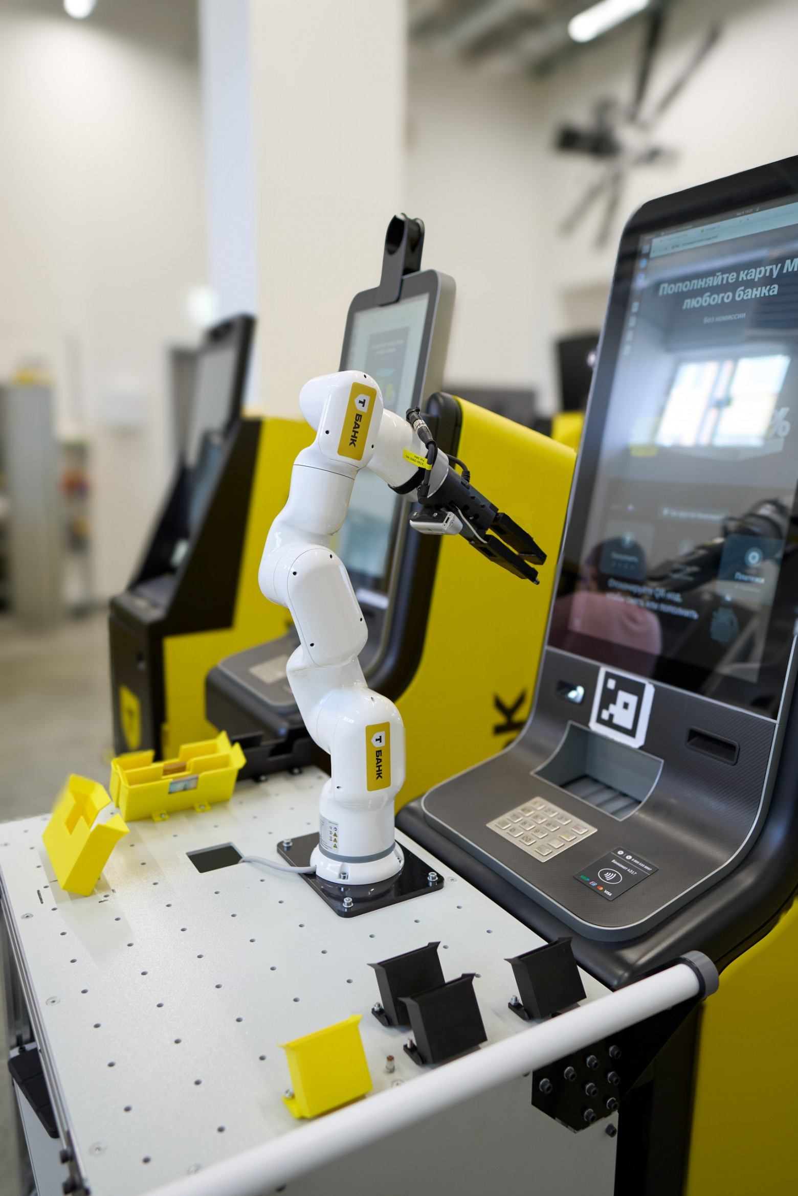 Робот на тестовом АТМ