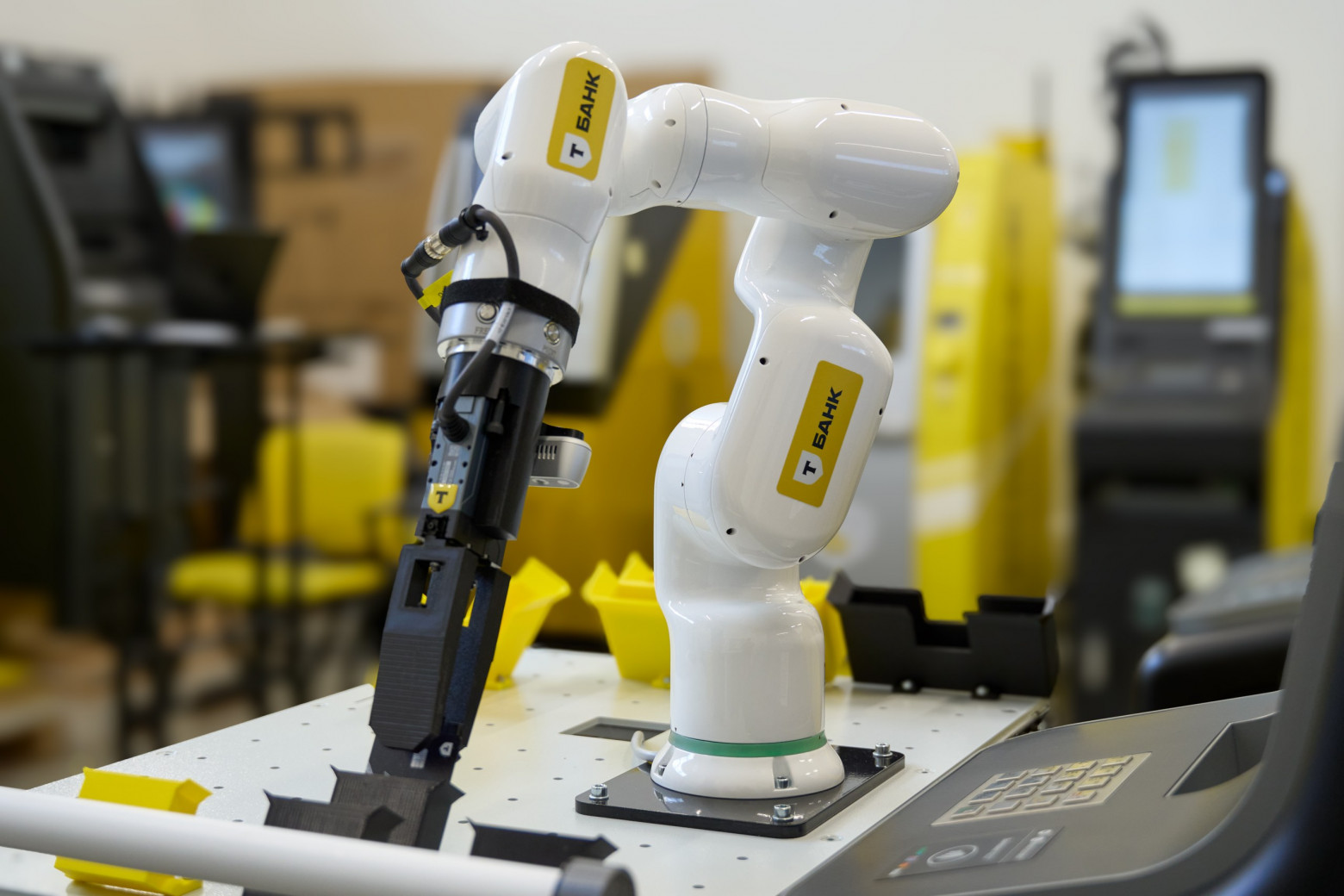 Робот берет карту