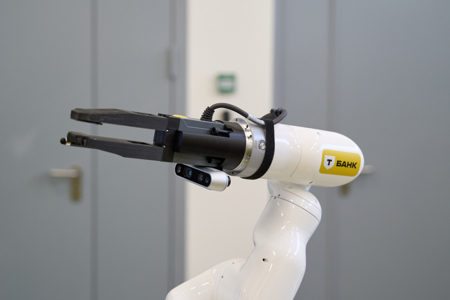 Универсальный захват с интегрированным стилусом