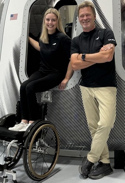 Человек, проработавший почти 20 лет в SpaceX, и девушка в инвалидной коляске отправятся в суборбитальный полёт на ракете New Shepard - 1 Человек, проработавший почти 20 лет в SpaceX, и девушка в инвалидной коляске отправятся в суборбитальный полёт на ракете New Shepard