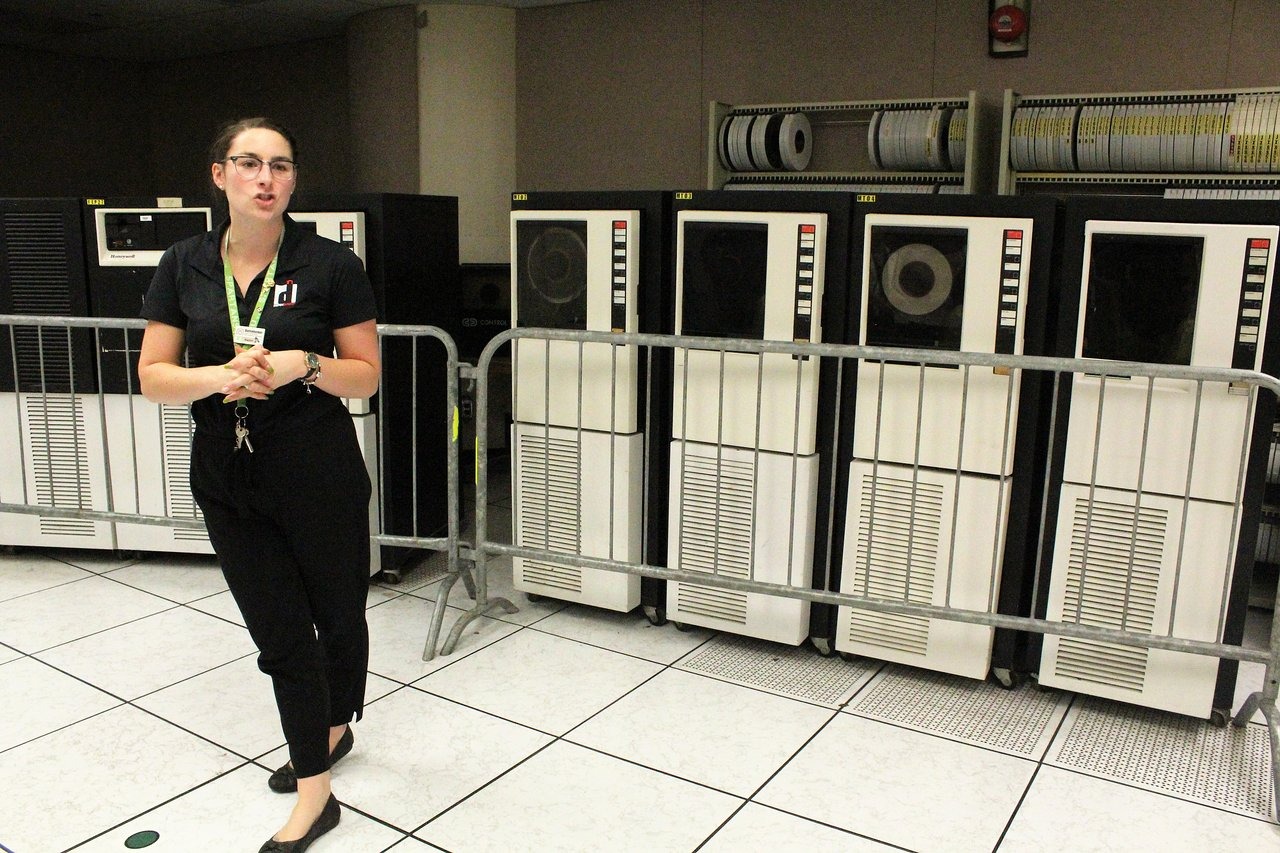 Сегодня мейнфреймы Honeywell можно увидеть в десятках музеев по всему миру, вот классное место с удивительными запахами и сохранившимся оборудованием. Сеть бункеров в Канаде - Diefenbunker  https://diefenbunker.ca/  