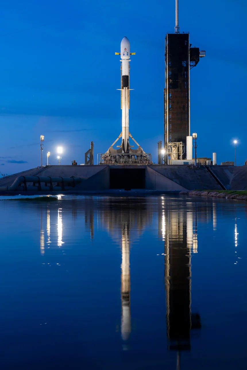 Ракета SpaceX Falcon 9 с космическими аппаратами NASA IMAP, Обсерваторией Каррутерса и NOAA SWFO-L1 стоит вертикально на стартовом комплексе 39А в Космическом центре Кеннеди во Флориде на рассвете 22 сентября.