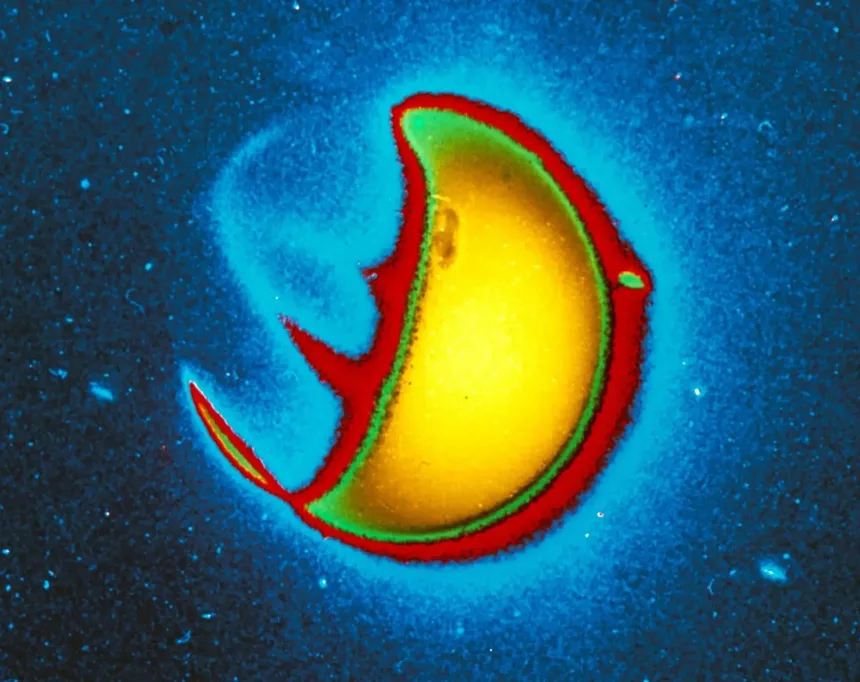Первое изображение внешних слоёв атмосферы Земли, геокороны, сделанное телескопом, спроектированным и построенным Джорджем Каррутерсом.