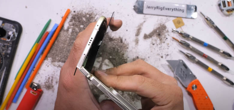 Первый случай за карьеру JerryRigEverything: смартфон Google Pixel 10 Pro Fold загорелся при испытании на изгиб - 2 Первый случай за карьеру JerryRigEverything: смартфон Google Pixel 10 Pro Fold загорелся при испытании на изгиб