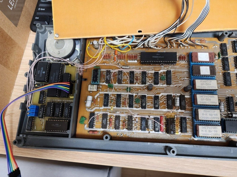 Слева плата с доработками, которую создал AlexBel