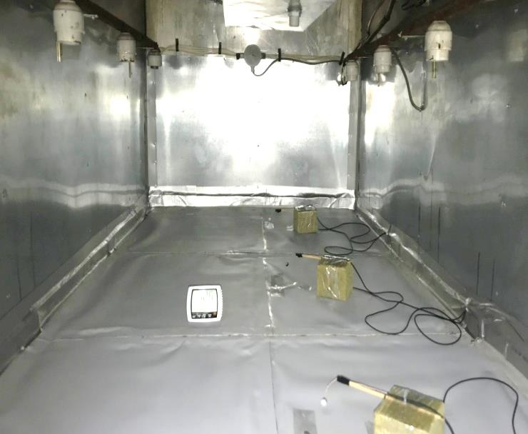 Образцы поместили в климатическую установку — сверху мы создали условия холодного и теплого периода года, снизу — теплое помещение.