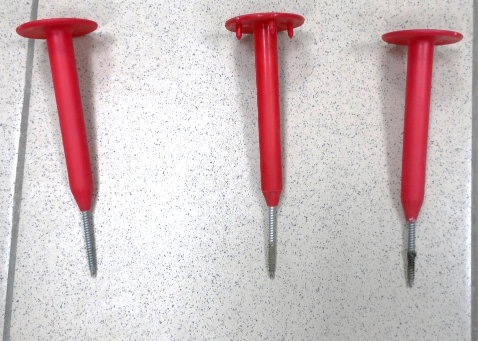 Саморез, проходя через битумно-полимерный материал, покрылся битумным вяжущим. Оно обволокло крепёж и тем самым дополнительно загерметизировало место прокола.