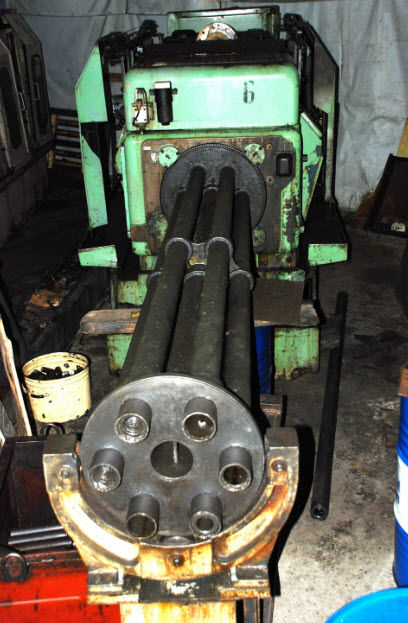 Вот эти трубы револьвера нужны чтобы вращающиеся прутки не болтались в разные стороны