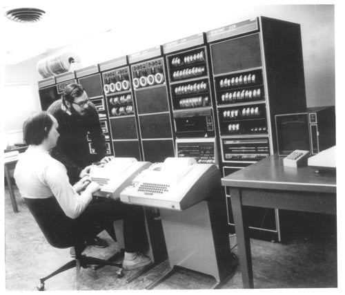 DEC - PDP-11 - Кен Томпсон и Деннис Ритчи, около 1970. Хранится в коллекции книг и артефактов Гвен Белл, лот X7413.2015, каталог 102685442, Музей истории компьютеров  