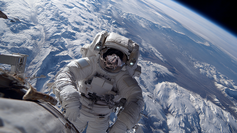 Российские космонавты провели более шести часов в открытом космосе для уникального эксперимента - 1 Российские космонавты провели более шести часов в открытом космосе для уникального эксперимента