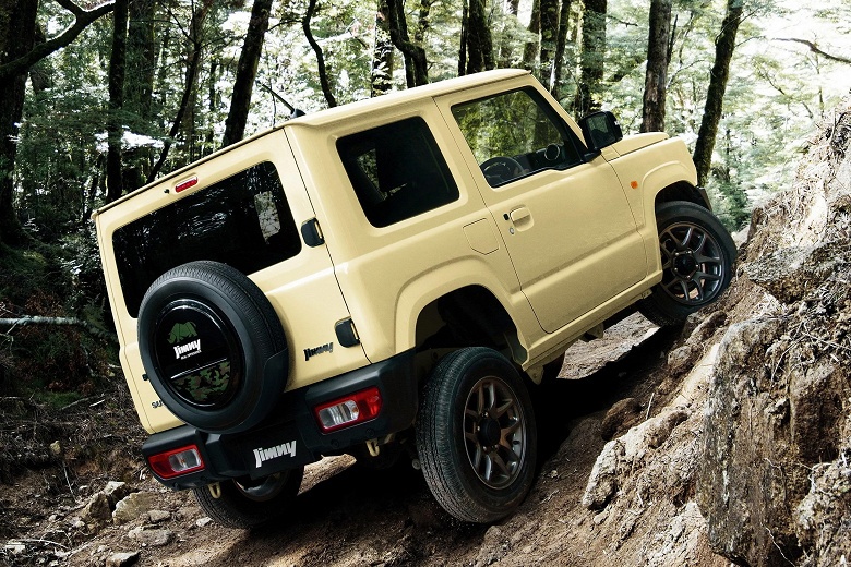 Представлен Suzuki Jimny 2026: адаптивный круиз-контроль, 9-дюймовая медиасистема и проверенный атмосферный мотор с &laquo;автоматом&raquo; и полным приводом