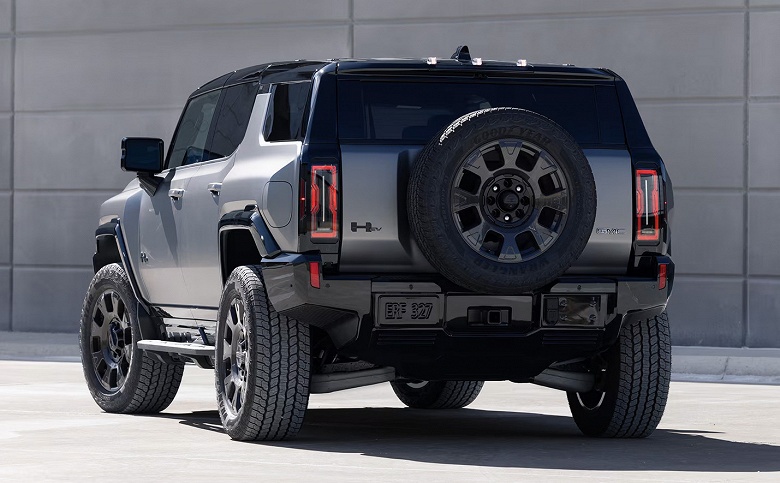 Спроса нет: брутальный внедорожник GMC Hummer EV продают со скидкой в 40 тыс. долларов и используют как подменные авто - 2 Спроса нет: брутальный внедорожник GMC Hummer EV продают со скидкой в 40 тыс. долларов и используют как подменные авто