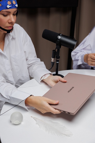 Эксперимент: блогер трогала ткань, металл, пластик, дерево и ноутбуки, а нейропсихолог следила за активностью мозга - 1 Эксперимент: блогер трогала ткань, металл, пластик, дерево и ноутбуки, а нейропсихолог следила за активностью мозга