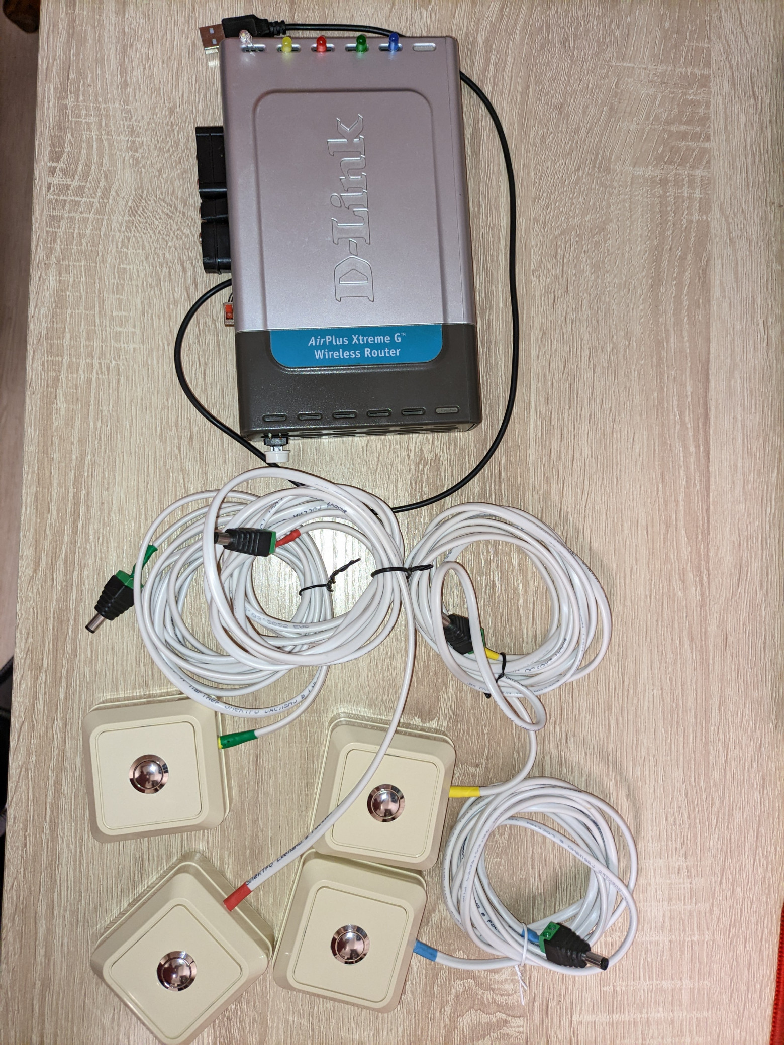 Первая более-менее рабочая система с очень неудобными коннекторами для кнопок