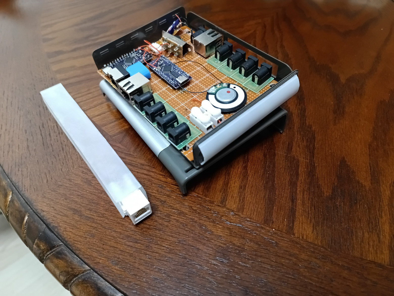 По бокам у неё лампы с сиреневыми светодиодами, а слева стоит отдельная лампа с четырьмя цветами игроков. Выглядит, конечно, стрёмно